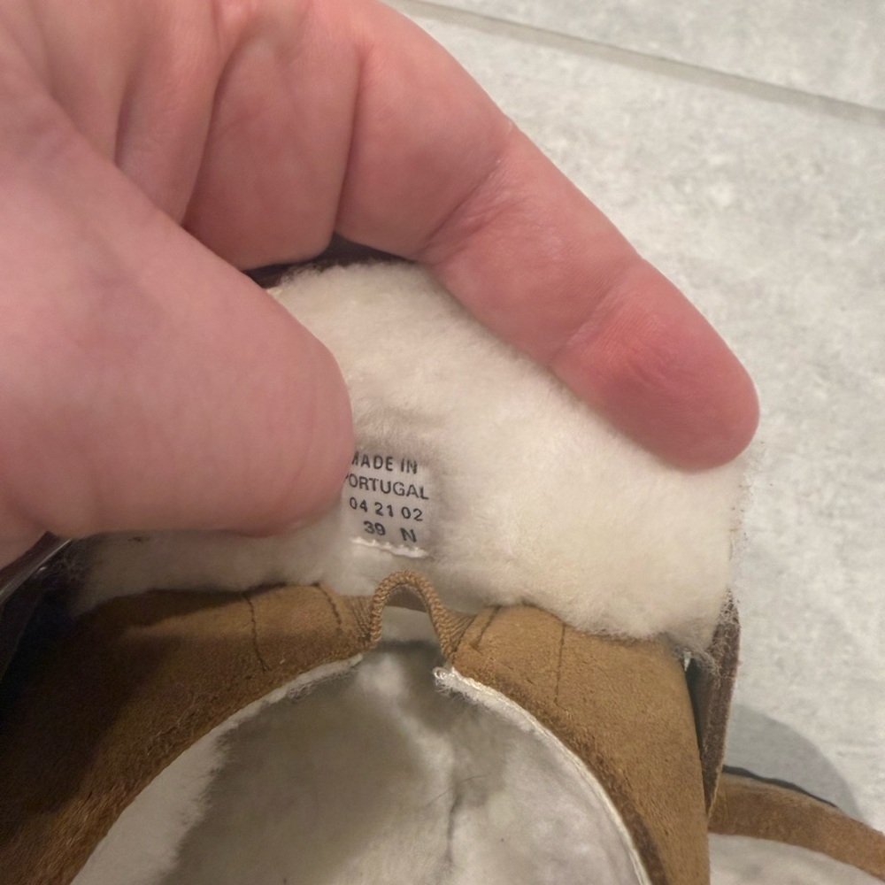 Birkenstock Women’s sherling lined slip ons. - Picture 7 of 9
